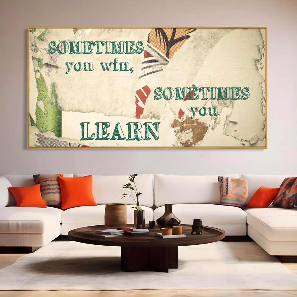 Tablou canvas cu tablou canvas cu mesaj motivational, in rama de aluminiu auriu, pe perete intr-un living